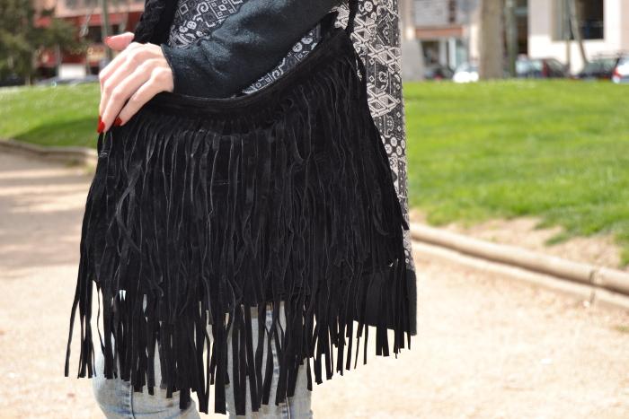 Fringes bag and sneakers