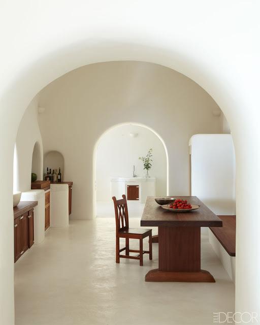 De un blanco radiante y con vistas al Egeo.