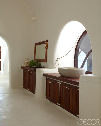 De un blanco radiante y con vistas al Egeo.