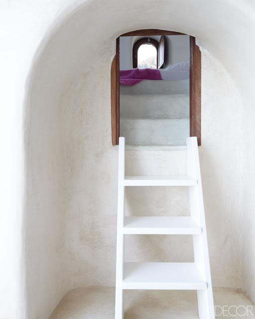 De un blanco radiante y con vistas al Egeo.