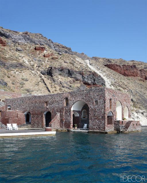 De un blanco radiante y con vistas al Egeo.