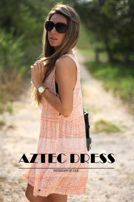 Aztec dress blogger Mónica Sors, Mes Voyages à Paris