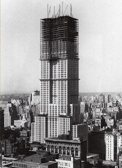 Imagen en blanco y negro del Empire State Building durante su construcción  