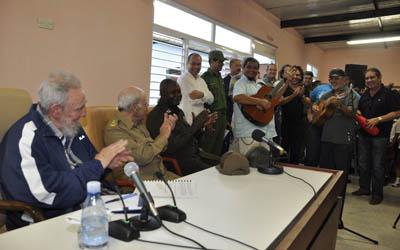 Fidel Castro inaugura complejo educacional en Cuba [+ fotos]