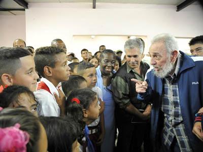 Fidel Castro inaugura complejo educacional en Cuba [+ fotos]