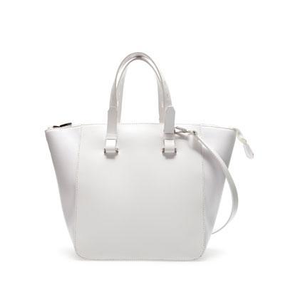 Blazer blanco + Jeans rotos = combinación ganadora.