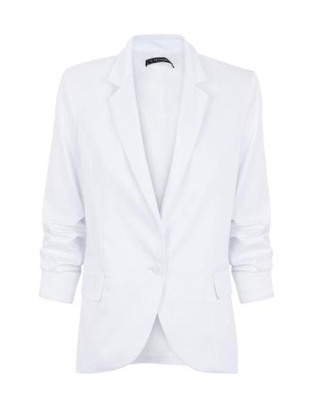 Blazer blanco + Jeans rotos = combinación ganadora.