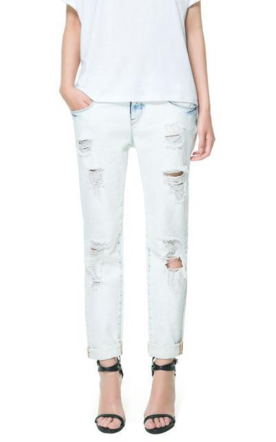 Blazer blanco + Jeans rotos = combinación ganadora.