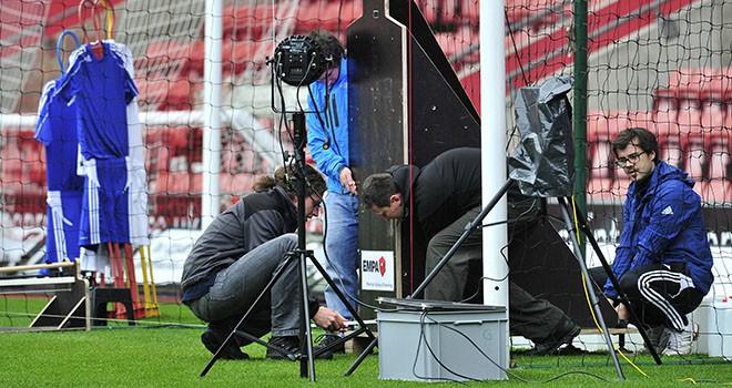 Premier League oficializó el uso del “Ojo de Halcón” para evitar goles fantasmas