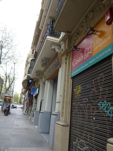 BARCELONA...POST, DEDICADO A LOS LIBROS...Y ANTIGUAS LIBRERÍAS EGEA Y LOS KIOSCOS DE VENTA DE LIBROS DE OCASIÓN, YA NO EXISTEN...11-04-2013...