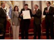 Danilo entrega premio ganador mejor diseño pupitre dominicano