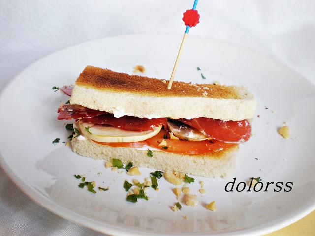 Sándwich de queso, champiñones y jamón con avellanas