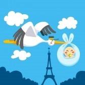 9668030-linda-cig-ena-sobrevolando-el-cielo-de-paris-torre-eiffel-llevando-a-un-bebe-recien-nacido-para-entr