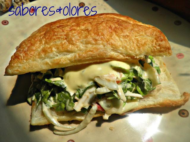 BOCADITOS DE  HOJALDRE  RELLENOS DE ENSALADA DE ATÚN Y PALITOS