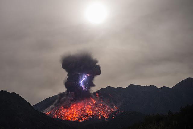 Erupciones Volcánicas con iluminación