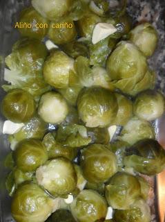 COLES DE BRUSELAS CON BACON, NUECES Y PIÑONES (GRATINADAS)