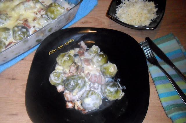 COLES DE BRUSELAS CON BACON, NUECES Y PIÑONES (GRATINADAS)
