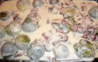 COLES DE BRUSELAS CON BACON, NUECES Y PIÑONES (GRATINADAS)