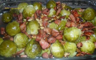 COLES DE BRUSELAS CON BACON, NUECES Y PIÑONES (GRATINADAS)