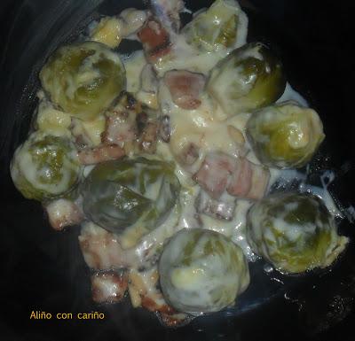 COLES DE BRUSELAS CON BACON, NUECES Y PIÑONES (GRATINADAS)