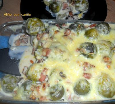 COLES DE BRUSELAS CON BACON, NUECES Y PIÑONES (GRATINADAS)
