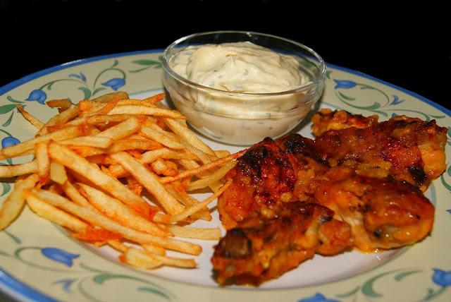 Pollo al ajillo con Patatas Paja y Alioli