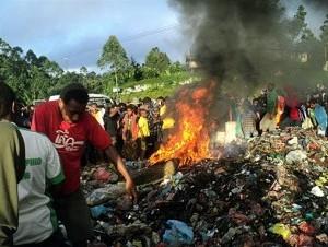 Queman viva mujer acusada de brujería.
