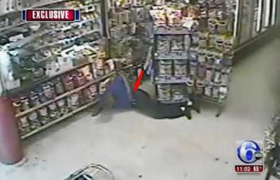 recibe un balazo y la bala se queda en el cinturón