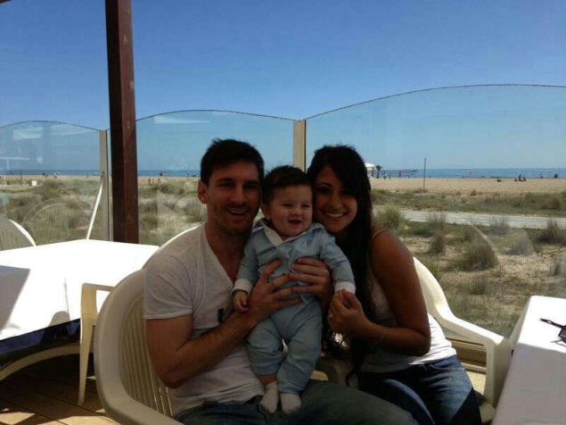 Lionel Messi presentó a su hijo Thiago en Facebook