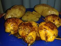 Receta finalizada de rollitos de pollo, jamón y plátano, acompañados de patata asada y compota de manzana