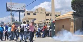 Protesta de estudiantes UNICARIBE fue dispersada a bombazos.