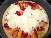 TARTA DE MELOCOTON Y FRESAS