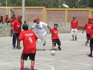 En Cañete: JAVIER ALVARADO ENTREGA IMPLEMENTOS DEPORTIVOS A NIÑOS DE LUNAHUANA, PACARAN Y ZUÑIGA…