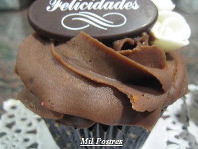 Cupcakes de vainilla con crema ganache o trufa cocida