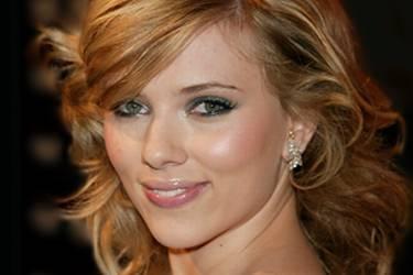 Scarlett Johansson confirma romance con periodista francés
