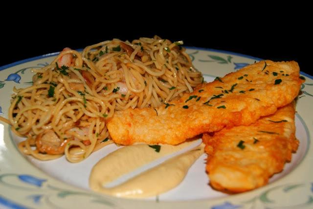 Rodaballo Rebozado con Fideos chinos y Salsa de hongos