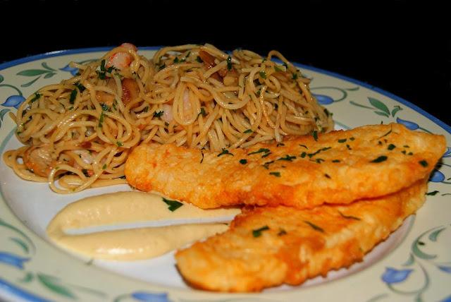 Rodaballo Rebozado con Fideos chinos y Salsa de hongos