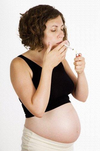 Los hijos de mujeres que fuman en el embarazo pueden tener asma y silibancias