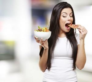 ensalada o pizza Difícil elección, ¿verdad? Con su mirada hacia la otra supuesta elección parece que al final acabará comiéndose las dos opciones o más...