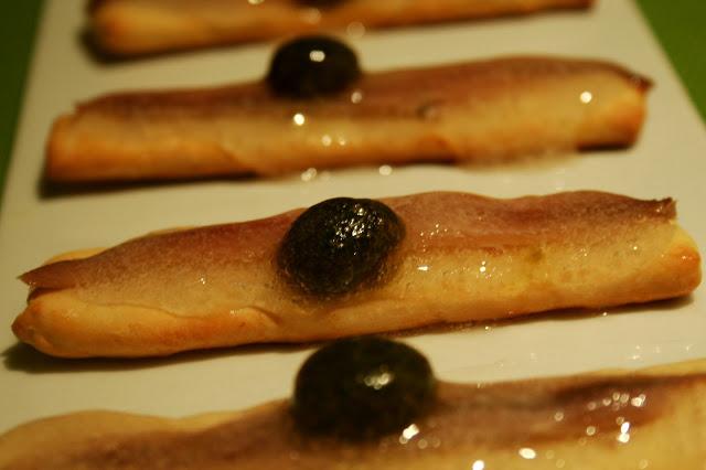 ANCHOA, TOMATE Y ALBAHACA