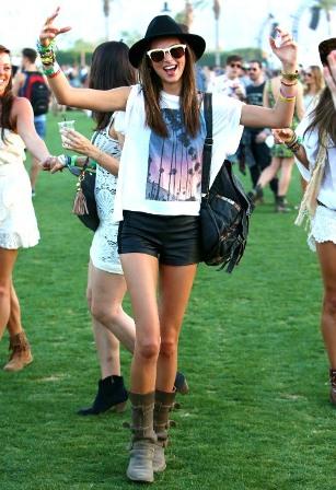 Alessandra Ambrosio, Miranda Kerr, Kristen Stewart y Vanessa Hudgens en Coachella. Dress Code