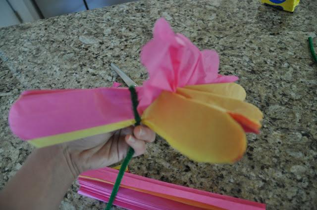 Cómo hacer una flor con papel de seda
