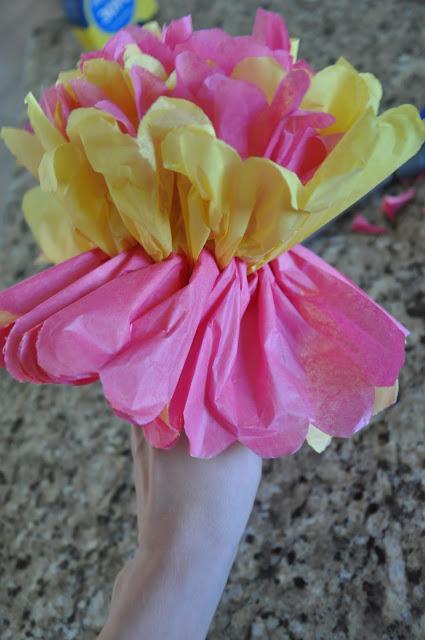 Cómo hacer una flor con papel de seda