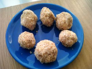 Bolitas de aceituna, crema queso y maíz tostado