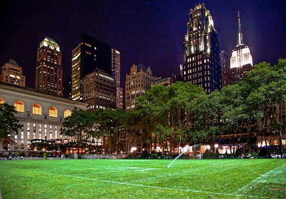 Imagen del Bryant Park, la biblioteca pública de NY & el Empire State Building