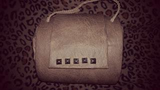 Super DIY: Cartera de mano con cruz de tachas/ Cross studs