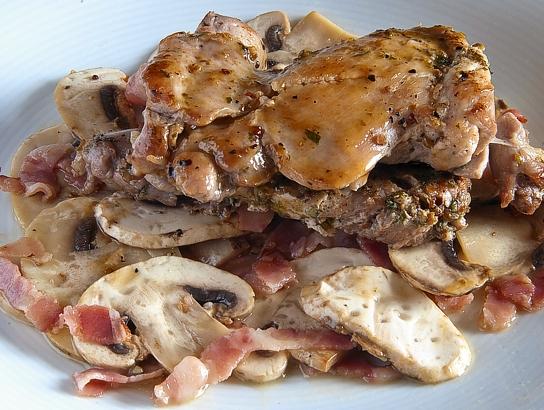 Contramuslos de pollo con champiñones