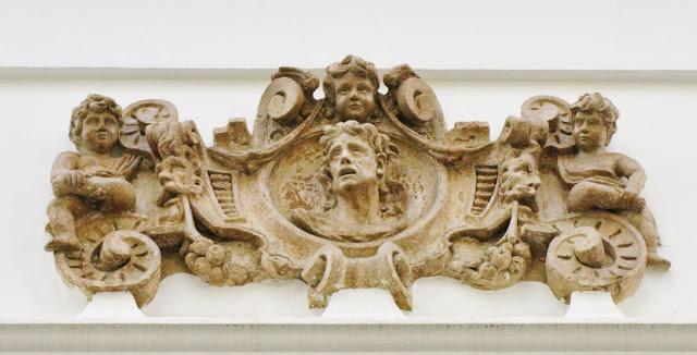 El número 57 de la Calle San Vicente.