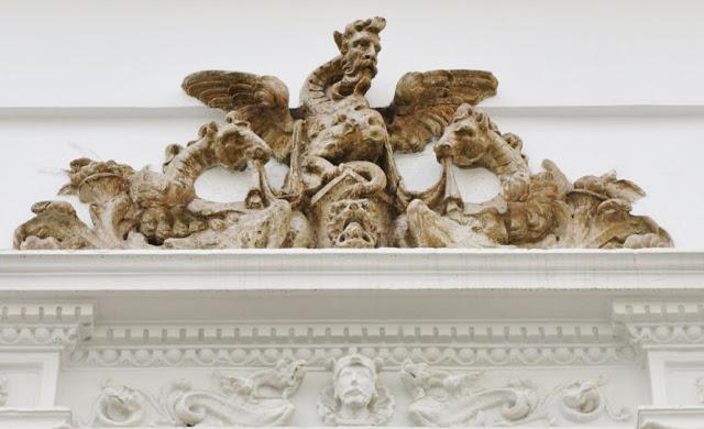 El número 57 de la Calle San Vicente.