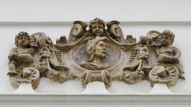 El número 57 de la Calle San Vicente.